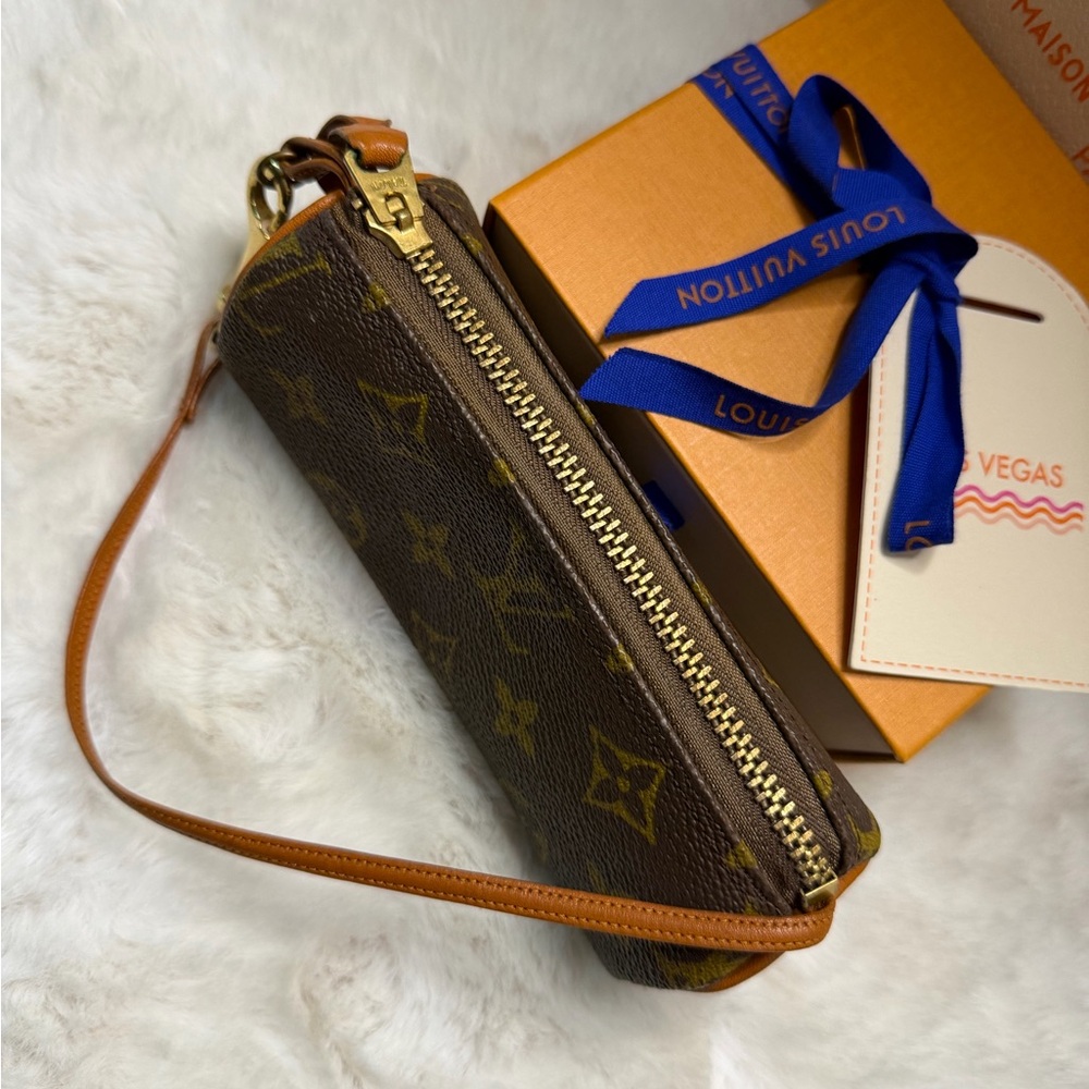 Louis Vuitton - Picture 12 of 16